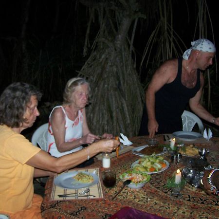 Ravana - Beach Cabanas Hikkaduwa Buitenkant foto