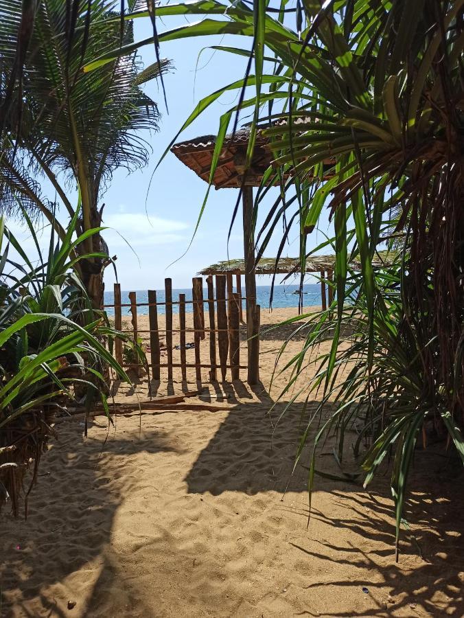 Ravana - Beach Cabanas Hikkaduwa Buitenkant foto