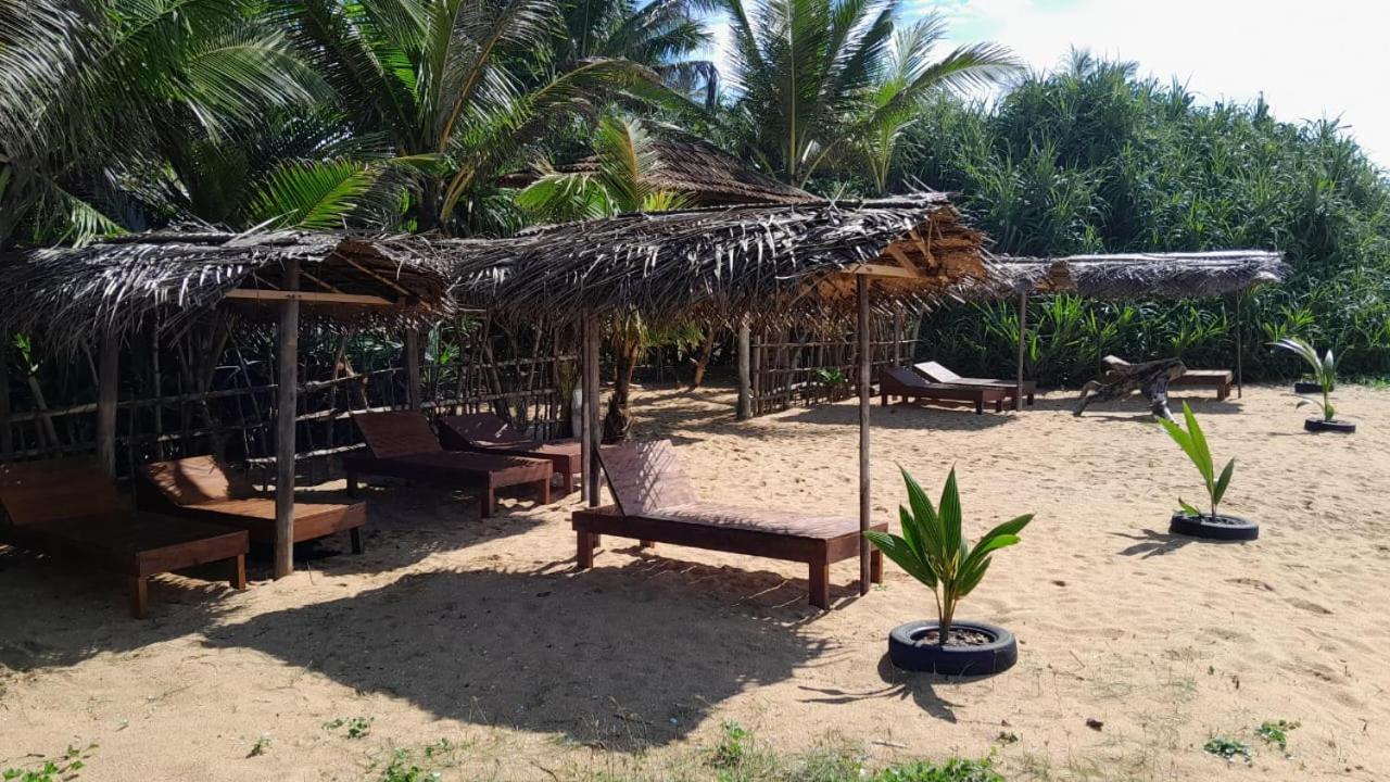 Ravana - Beach Cabanas Hikkaduwa Buitenkant foto