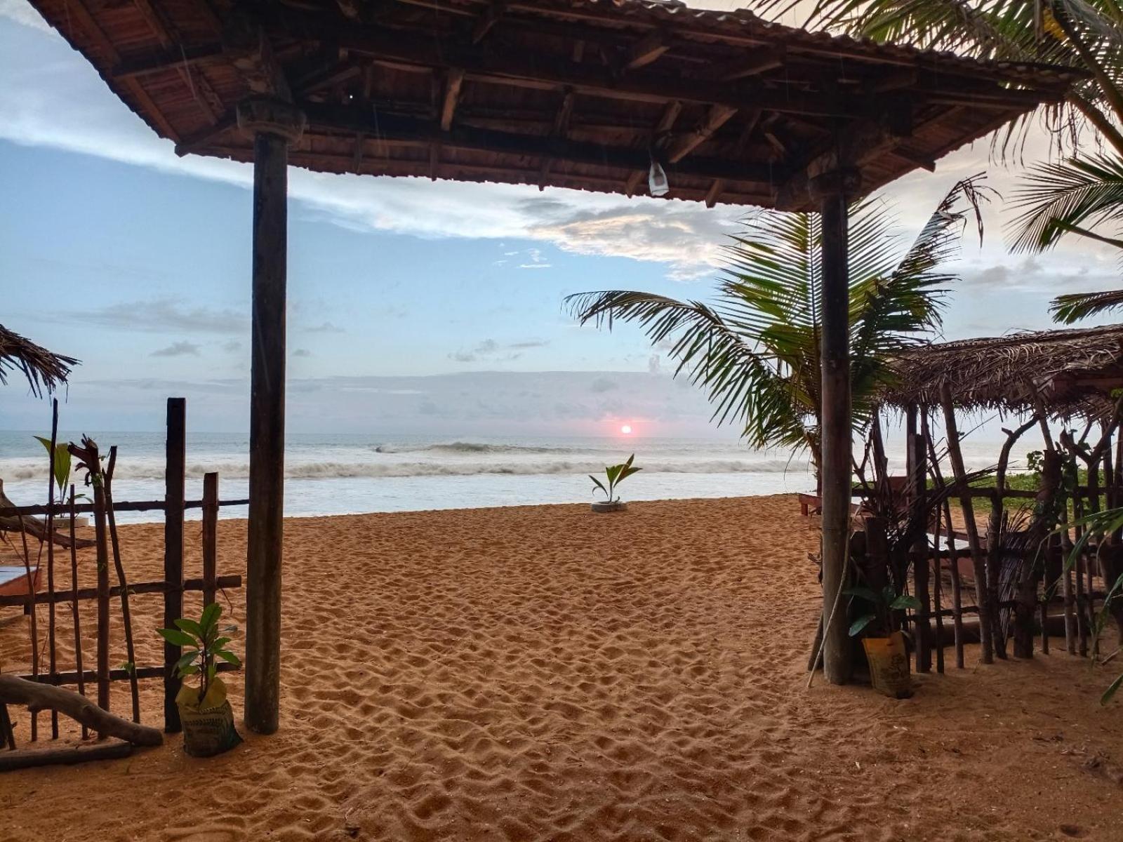 Ravana - Beach Cabanas Hikkaduwa Buitenkant foto