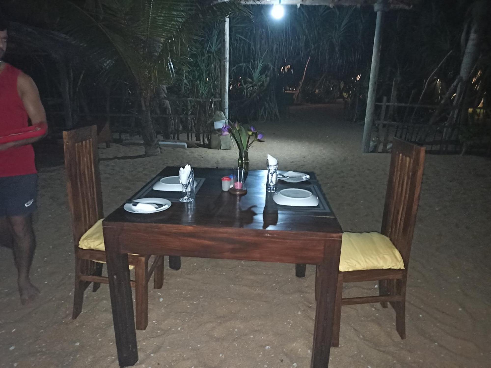 Ravana - Beach Cabanas Hikkaduwa Buitenkant foto