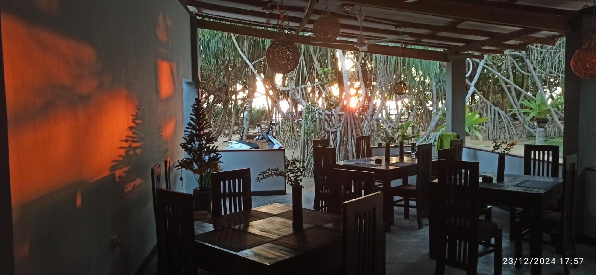 Ravana - Beach Cabanas Hikkaduwa Buitenkant foto