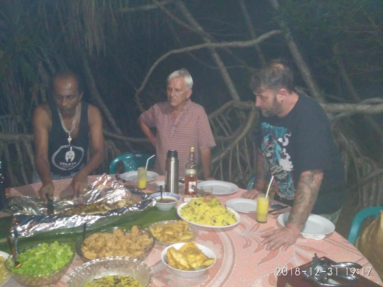 Ravana - Beach Cabanas Hikkaduwa Buitenkant foto